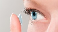Baru Pertama Pakai Softlens? Ini Cara Pilih Cairan yang Aman Buat Mata 