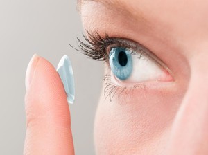 7 Tips Bagi Pengguna Soft Lens Agar Tidak Memicu Kerusakan Mata