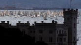Bukan Barcelona, melainkan Barcolana. Meski namanya kalah populer dengan Barcelona, namun Barcolana memiliki ajang kapal pesiar dan yacht tahunan terbesar di dunia.