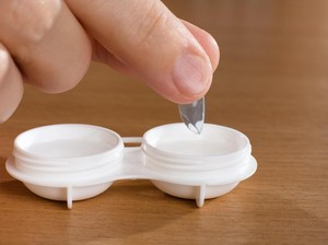 Risiko Pakai Softlens di Tengah Abu Vulkanik yang Perlu Diwaspadai