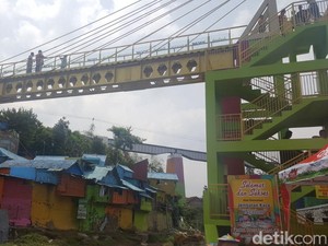 Jembatan Kaca Kampung Warna-Warni Malang yang Retak Diperbaiki Pekan Ini