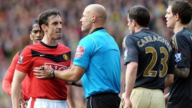 Jadi Komentator Liverpool vs MU, Neville Gebrak-gebrak Meja