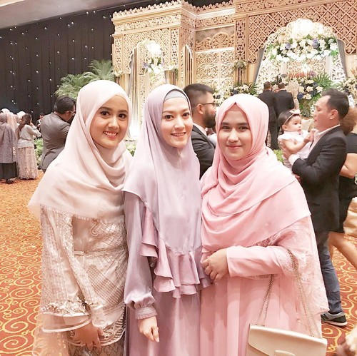  Foto 10 Gaya Hijab Syar i Lyra Virna yang Bisa Jadi 