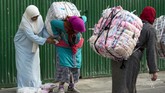 Sejauh ini, sudah empat nyawa hilang dalam pekerjaan ini. Para aktivis Maroko dan Spanyol telah berulang kali menyerukan protes terhadap pekerjaan tersebut, karena menurut mereka pekerjaan ini adalah eksploitasi dan menjatuhkan martabat perempuan. (AFP PHOTO/FADEL SENNA)
