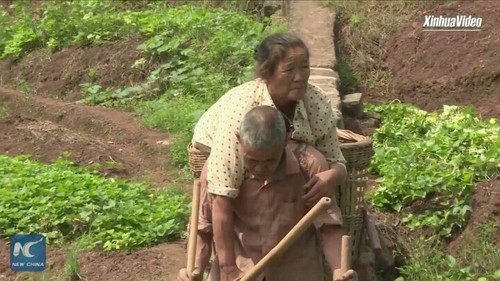 Kisah Haru Suami yang Buta dan Istri Lumpuh Ini Ajarkan 