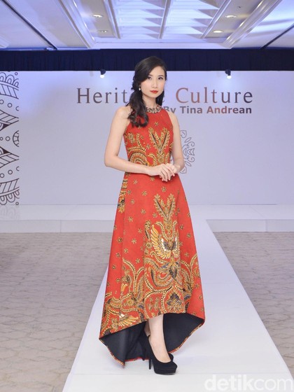 Tina Andrean Angkat Keindahan Batik Tulis dalam Koleksi Terbarunya Tina Andrean Angkat Keindahan Batik Tulis dalam Koleksi Terbarunya