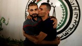 Seorang anggota gerakan Fatah dipeluk dan dicium saat dibebaskan dari penjara yang dikelola Hamas sebagai bagian dari upaya rekonsiliasi Hamas-Fatah. (REUTERS / Mohammed Salem).