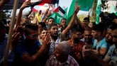Warga Palestina merayakan rekonsiliasi demi pemerintahan bersatu setelah Hamas mengatakan bahwa mereka mencapai kesepakatan damai dengan saingannya, Fatah. (REUTERS/Suhaib Salem).