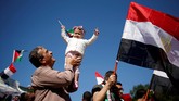 Seorang gadis ikut dalam kegembbiaraan saat parade perayaan rekonsiliasi Hamas dan Fatah di Jalur Gaza. (REUTERS / Suhaib Salem).