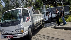 Truk Pasir Reklamasi Dihancurkan Warga Kalideres