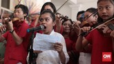 Selain di Lapangan Banteng, acara perpisahan Djarot juga diselenggarakan di Balai Kota. Agenda pembacaan puisi dan iringan musik biola dari komunitas musikal Taman Suropati menjadi salah satu cara warga melepas sang mantan Gubernur. (CNN Indonesia/Andry Novelino)
