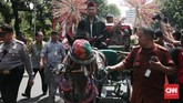 Pawai pelepasan gubernur DKI Djarot Saiful Hidayat menggunakan kereta kencana dari Balai Kota menuju Gedung Joang 45 pada Minggu (15/10). (CNN Indonesia/Andry Novelino)