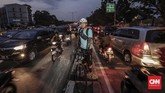 Restu Aji (29) pengguna sepeda bermimpi Jakarta bisa menjadi Kota yang lebih ramah bagi pengendara sepeda, pembuataan jalur khusus dan peraturan khusus bagi pengguna sepeda menjadi mimpi dibawah kepemimpinan Gubernur baru Jakarta. (CNN Indonesia/Adhi Wicaksono)
