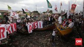 Anies Baswedan berkampanye di kampung nelayan Cilincing, Jakarta Utara, Rabu, 8 Februari 2017. Kampanye yang dihadiri ratusan warga termasuk nelayan mengangkat isu tolak reklamasi teluk Jakarta. (CNN Indonesia/Safir Makki)