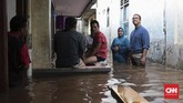 Anies Baswedan mengunjungi warga korban banjir di Jalan Binawarga, Kelurahan Rawajati, Kecamatan Pancoran, Jakarta Selatan. Dalam kunjungan tersebut Anies menyalami dan mendengar keluhan warga. Jakarta. Selasa, 21 Februari 2017. (CNN Indonesia/Andry Novelino)