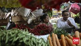 Anies Baswedan berbincang dengan pedagang sayur saat mengunjungi Pasar Tebet Timur, Jakarta, Jumat, 28 Oktober 2016. Di hari pertama kampanye Pilkada DKI Jakarta, cagub Anies Baswedan blusukan ke sejumlah lokasi di Jakarta Selatan. (CNN Indonesia/Adhi Wicaksono)