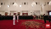 Pelantikan kemudian dibacakan dengan pembacaan Keputusan Presiden soal pengangkatan Anies-Sandi sebagai Gubernur dan Wakil Gubernur DKI Jakarta. (CNN Indonesia/Safir Makki)
