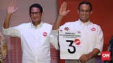 Anies Baswedan dan Sandiaga Uno memegang nomor urut 3 usai pengundian di hall D Jakarta International Expo Kemayoran, Jakarta, Selasa, 25 Oktober 2016. (CNN Indonesia/Safir Makki)