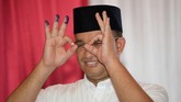 Anis Baswedan setelah memberikan suara dalam Pilkada Jakarta 2017 putaran kedua. (AFP PHOTO / ADEK BERRY)