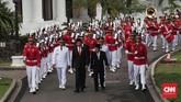 Sebelum mengucapkan sumpah jabatan, Anies-Sandi mengikuti prosesi kirab bersama Presiden Jokowi dan Wakil Presiden Jusuf Kalla. (CNN Indonesia/Safir Makki)