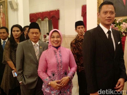 Gaya Gentleman AHY Berbalut Jas Pinstripes di Pelantikan Gubernur DKI Gaya Gentleman AHY Berbalut Jas Pinstripes di Pelantikan Gubernur DKI