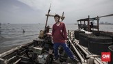 Suwarno (39) Nelayan Kerang Hijau mengingatkan bagi Pasangan Anies - Sandi pada janji penghentian reklamasi di Teluk Jakarta. Suwarno ingin pembangunan pulau-pulau baru yang belum dimulai agar dibatalkan. Sementara pulau yang telah berdiri agar bermanfaat bagi para nelayan. (CNN Indonesia/Adhi Wicaksono)
