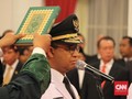 Anies-Sandi Sempat Tak Kompak Ucapkan Sumpah saat Pelantikan
