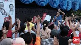 Sandiaga Uno blusukan ke permukiman di daerah Salemba Tengah, Jakarta Pusat, dalam kegiatan kampanye putaran kedua. Kala itu mereka berkompetisi melawan pasangan Basuki Tjahaja Purnama-Djarot Saifullah Hidayat. (CNN Indonesia/Andry Novelino)