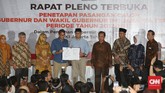 Pasangan Anies Baswedan-Sandiaga Uno secara resmi ditetapkan sebagai pemenang Pilkada DKI Jakarta dengan perolehan 3.240.987 suara atau 57,96 persen. (CNN Indonesia/Safir Makki)