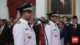 Acara pelantikan diawali menyanyian lagu Indonesia Raya. Acara berlangsung khidmat dengan dihadiri sejumlah pejabat tinggi. (CNN Indonesia/Safir Makki)