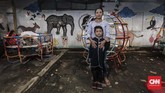 Mamay (40) Ibu rumah tangga bersama putranya Abi Fauzan (5) menitipkan harapan pada pemimpin DKI Jakarta yang baru, agar proses penerimaan Kartu Jakarta Pintar (KJP) lebih selektif sehingga tepat sasaran pada warga Jakarta yang kurang mampu. (CNN Indonesia/Adhi Wicaksono)