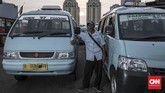 Mat Sahri (87) Sopir Angkot, menginginkan adanya peraturan jelas pada angkutan online sehingga ia bisa mencari nafkah selancar dulu. (CNN Indonesia/Adhi Wicaksono)