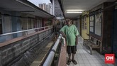 Buce (60) warga Rusunawi, menginginkan Pemerintahan Jakarta yang baru dapat memperhatikan biaya perawatan dan fasilitas pendukung bagi warga rusun yang kini menjadi lokasi relokasi warga penggusuran. (CNN Indonesia/Adhi Wicaksono)