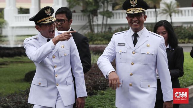 Sandiaga Bagikan Atribut yang Dikenakan ke Warga