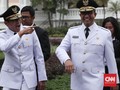 Sandiaga Bagikan Atribut yang Dikenakan ke Warga