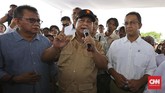 Ketua Umum Partai Gerindra Prabowo Subianto didampingi Ketua DPD DKI Gerindra M Taufik dan Cagub DKI Jakarta Anies Baswesan menemui warga gusuran Kampung Akuarium, Penjaringan, Jakarta Utara, Januari 2017. Dukungan dari Prabowo sentral bagi kemenangan Anies-Sandi. (CNN Indonesia/Adhi Wicaksono)