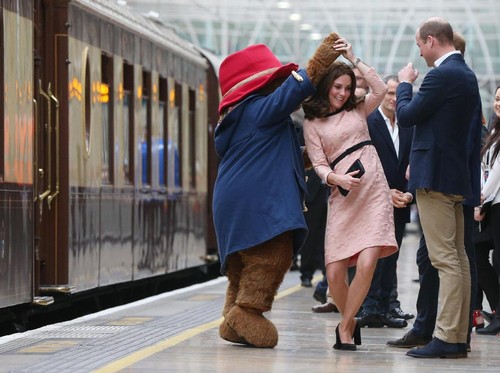 Momen Langka, Kate Middleton Dansa dengan Beruang di Stasiun Kereta Momen Langka, Kate Middleton Dansa dengan Beruang di Stasiun Kereta