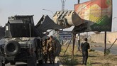 Namun, operasional dimulai kembali tak lama setelah pihak Irak mengancam akan merebut kilang minyak dari manajemen Kurdi. (AFP Photo/Ahmad Al-Rubaye)
