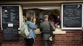 Jerman yang berada di bawah kepemimpinan Nazi menginvasi Eropa Barat pada musim semi 1940. Didukung Jerman, Uni Soviet menduduki negara-negara Baltik pada Juni 1940. (AFP PHOTO / OLI SCARFF)