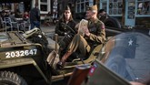 Momen mengenang perang terbesar dalam sejarah umat manusia itu diadakan setiap tahunnya. Tahun ini adalah perayaan ke-25 acara bertajuk Railway in Wartime Event itu. (AFP PHOTO / Oli SCARFF)