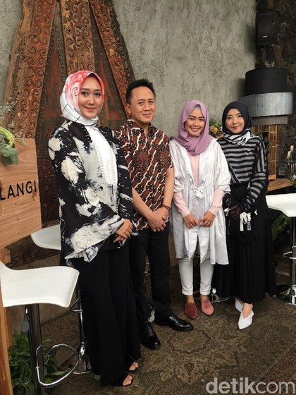 Dear Paris, Koleksi Teranyar Dian Pelangi yang Dipamerkan di Prancis Dear Paris, Koleksi Teranyar Dian Pelangi yang Dipamerkan di Prancis