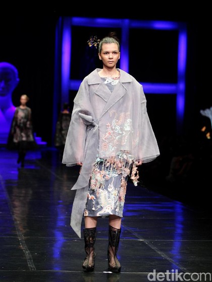 Foto: Saat Desainer Indonesia Menyuarakan Pesan Politiknya di Catwalk Foto: Saat Desainer Indonesia Menyuarakan Pesan Politiknya di Catwalk