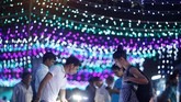 Festival yang berlangsung selama lima hari ini dibagi dengan Dhanteras (Hari 1), Naraka Chaturdasi (Hari 2), Lakshmi Puja (Hari 3), Padwa, Balipratipada (Hari 4), Bhai Duj dan Bhaiya Dooji (Hari 5). (REUTERS/Adnan Abidi)