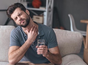 Tenggorokan Sakit dan Gatal Tiap Bangun Tidur, Gimana Mengatasinya Dok?