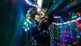 Festival ini melambangkan kemenangan baik atas buruk, cahaya atas kegelapan, pengetahuan atas ketidaktahuan, dan lampu dinyalakan sebagai tanda perayaan serta harapan umat manusia. (REUTERS/Danish Siddiqui)