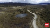 Ini adalah foto udara Jalur Trans Papua di ruas jalan Wamena-Habema, Papua, Selasa (9/5). Presiden menyatakan agar pembangunan infrastruktur di provinsi itu turut memudahkan masyarakat dalam proses distribusi barang dan jasa. (ANTARA FOTO/Indrianto Eko Suwarso)