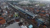 Foto aerial pembangunan jalur LRT (Light Rail Transit) Koridor Velodrome - Kelapa Gading di Rawamangun, Jakarta, Senin (9/10). Pembangunan LRT yang dipersiapkan untuk menunjang perhelatan Asian Games 2018 tersebut ditargetkan beroperasi pada Agustus 2018 mendatang. (ANTARA FOTO/Wahyu Putro A)