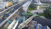 Dua alat berat yang mengangkut girder pembangunan Light Rail Transit (LRT) terjatuh menimpa rumah di zona 5 pembangunan LRT Palembang, Sumatera Selatan, Selasa (1/8). (ANTARA FOTO/Nova Wahyudi)