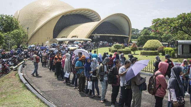 Tmii Rayakan Tahun Baru Dengan Kembang Api Dan Wayang Kulit