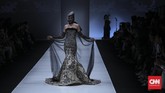 Baju koleksi Sebastian Gunawan juga dipamerkan. Ia menampilkan koleksi yang bermotif tegas dan berani, namun tetap berpotongan anggun, lengkap dengan topi bak putri kerajaan. (CNN Indonesia/ Hesti Rika)